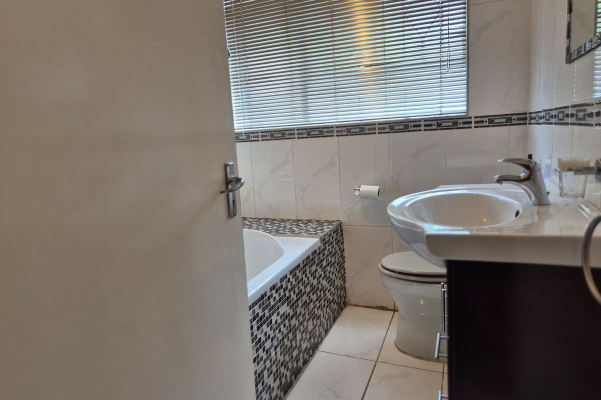 Modern Contemporary  2 bed 2 bath Townhouse for sale In Sandton Glades, Buccleuch - Photo 2