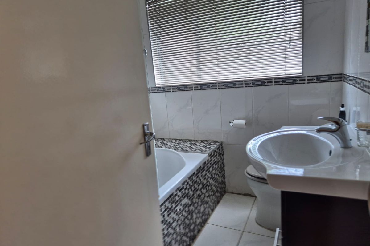 Modern Contemporary  2 bed 2 bath Townhouse for sale In Sandton Glades, Buccleuch - Photo 5