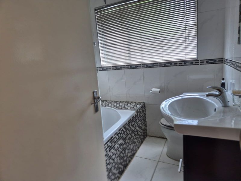 Modern Contemporary  2 bed 2 bath Townhouse for sale In Sandton Glades, Buccleuch - Photo 5