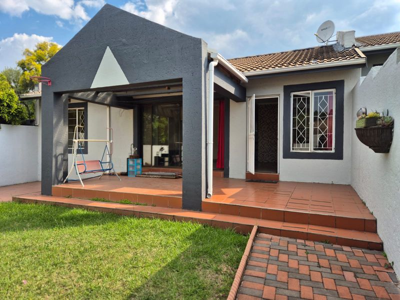 Modern Contemporary  2 bed 2 bath Townhouse for sale In Sandton Glades, Buccleuch - Photo 10