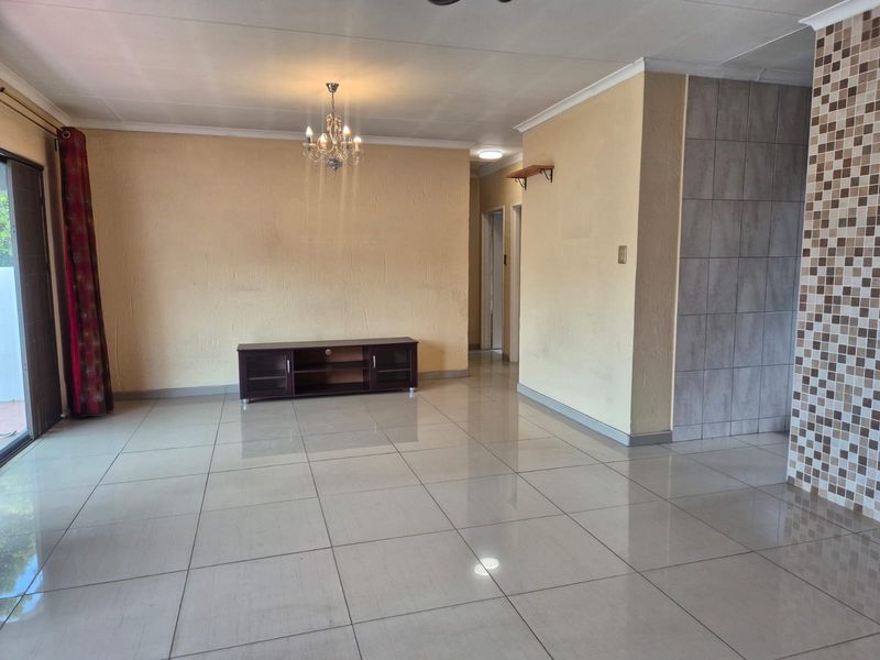 Modern Contemporary  2 bed 2 bath Townhouse for sale In Sandton Glades, Buccleuch - Photo 9