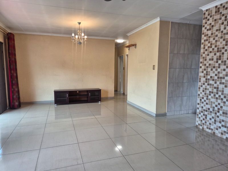 Modern Contemporary  2 bed 2 bath Townhouse for sale In Sandton Glades, Buccleuch - Photo 8