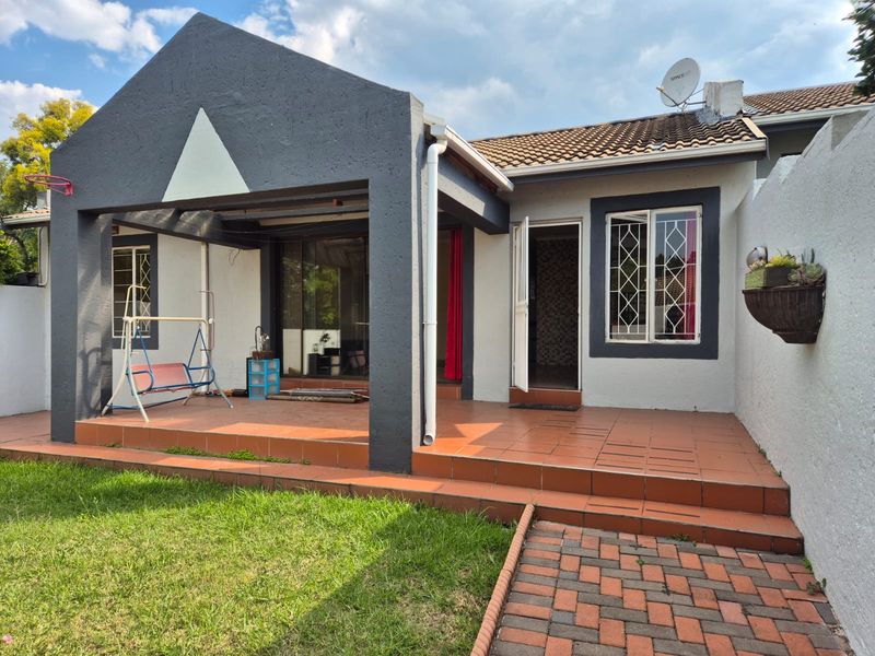 Modern Contemporary  2 bed 2 bath Townhouse for sale In Sandton Glades, Buccleuch - Photo 7