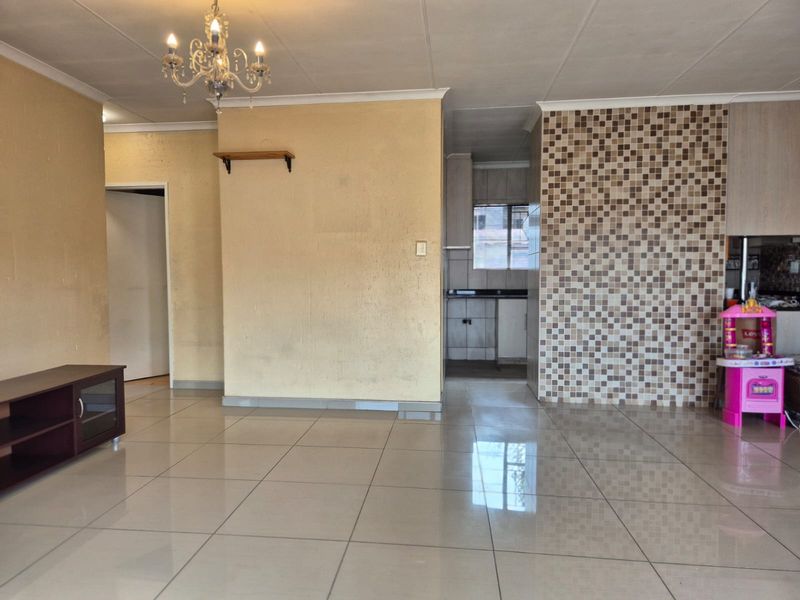 Modern Contemporary  2 bed 2 bath Townhouse for sale In Sandton Glades, Buccleuch - Photo 6