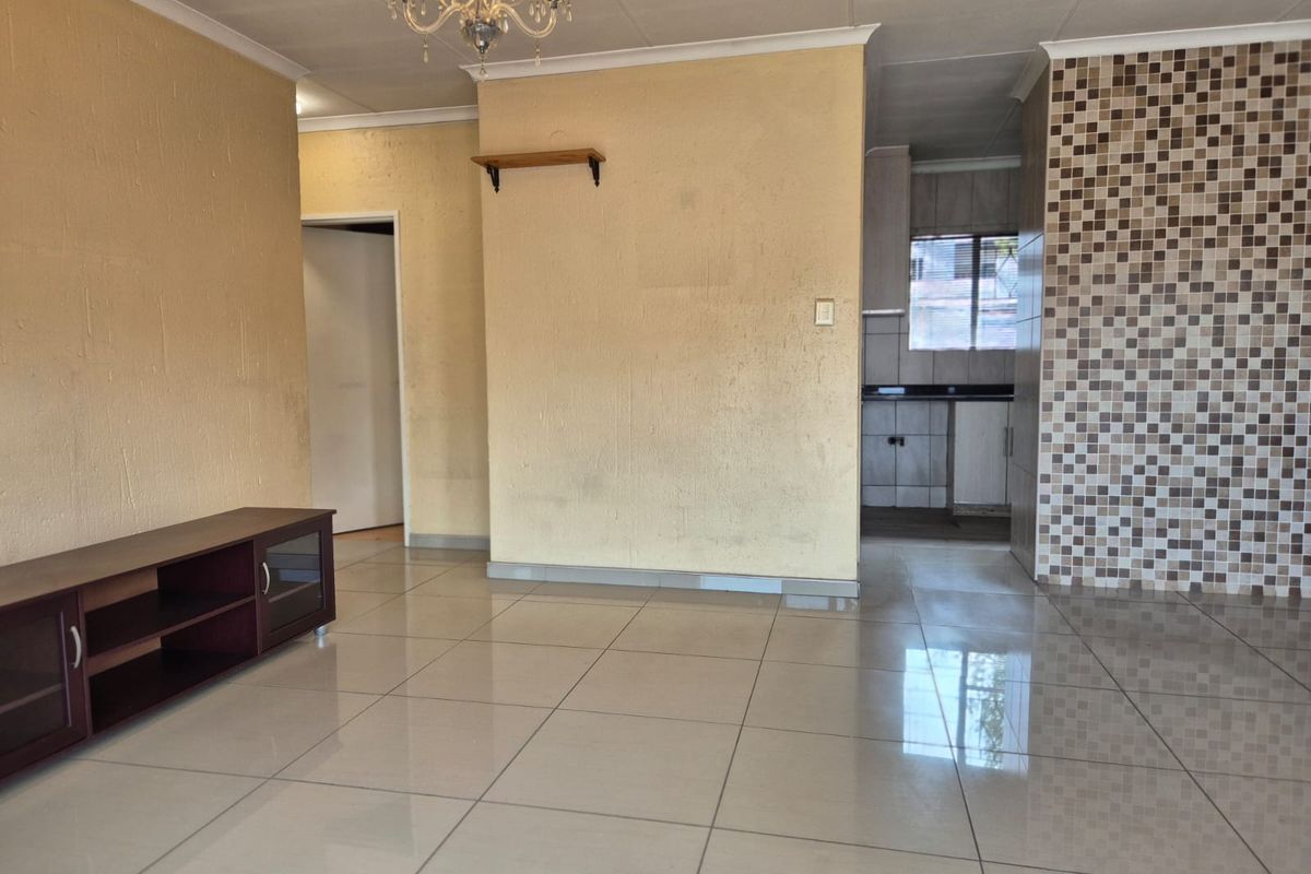 Modern Contemporary  2 bed 2 bath Townhouse for sale In Sandton Glades, Buccleuch - Photo 3