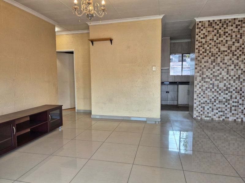 Modern Contemporary  2 bed 2 bath Townhouse for sale In Sandton Glades, Buccleuch - Photo 3