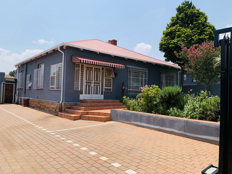 Beautiful 4 Bed home in the perfect location - Photo 1
