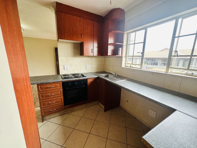 Renovated, spacious 1st Floor 2 Bedroom Unit | Large Balcony | Borehole | Secure Investment - Photo 7