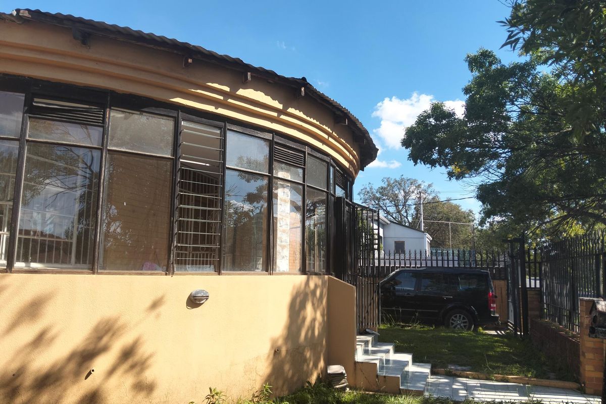 THREE BEDROOMS HOUSE FOR SALE IN TOWNSVIEW - Photo 2