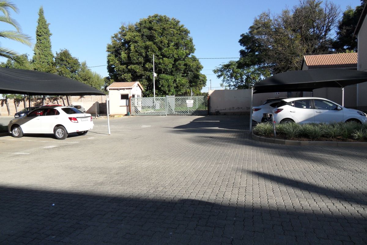 Ground Floor Townhouse For Sale - Photo 2