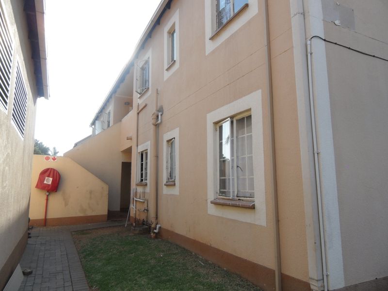 Ground Floor Townhouse For Sale - Photo 4