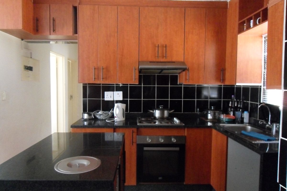 Ground Floor Townhouse For Sale - Photo 5