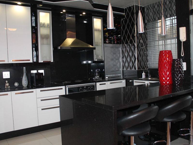 Apartment For Sale In Johannesburg - Photo 2