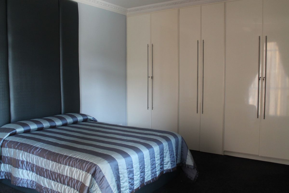 Apartment For Sale In Johannesburg - Photo 3