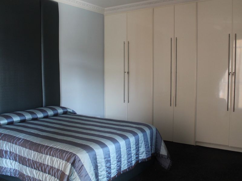 Apartment For Sale In Johannesburg - Photo 3