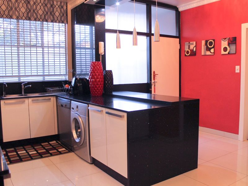 Apartment For Sale In Johannesburg - Photo 5