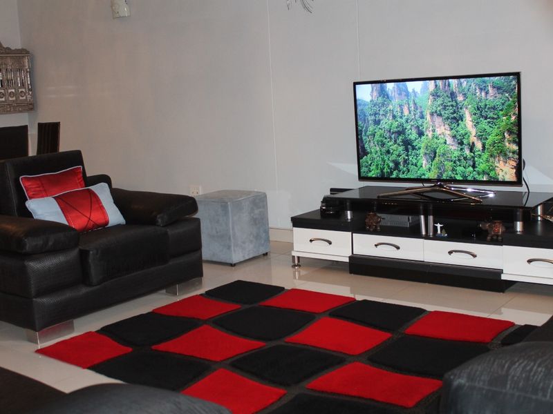 Apartment For Sale In Johannesburg - Photo 10