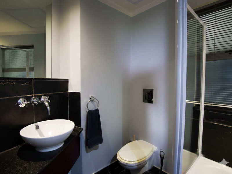 Sophisticated One-Bedroom Apartment with Panoramic Views Sandton - Photo 9