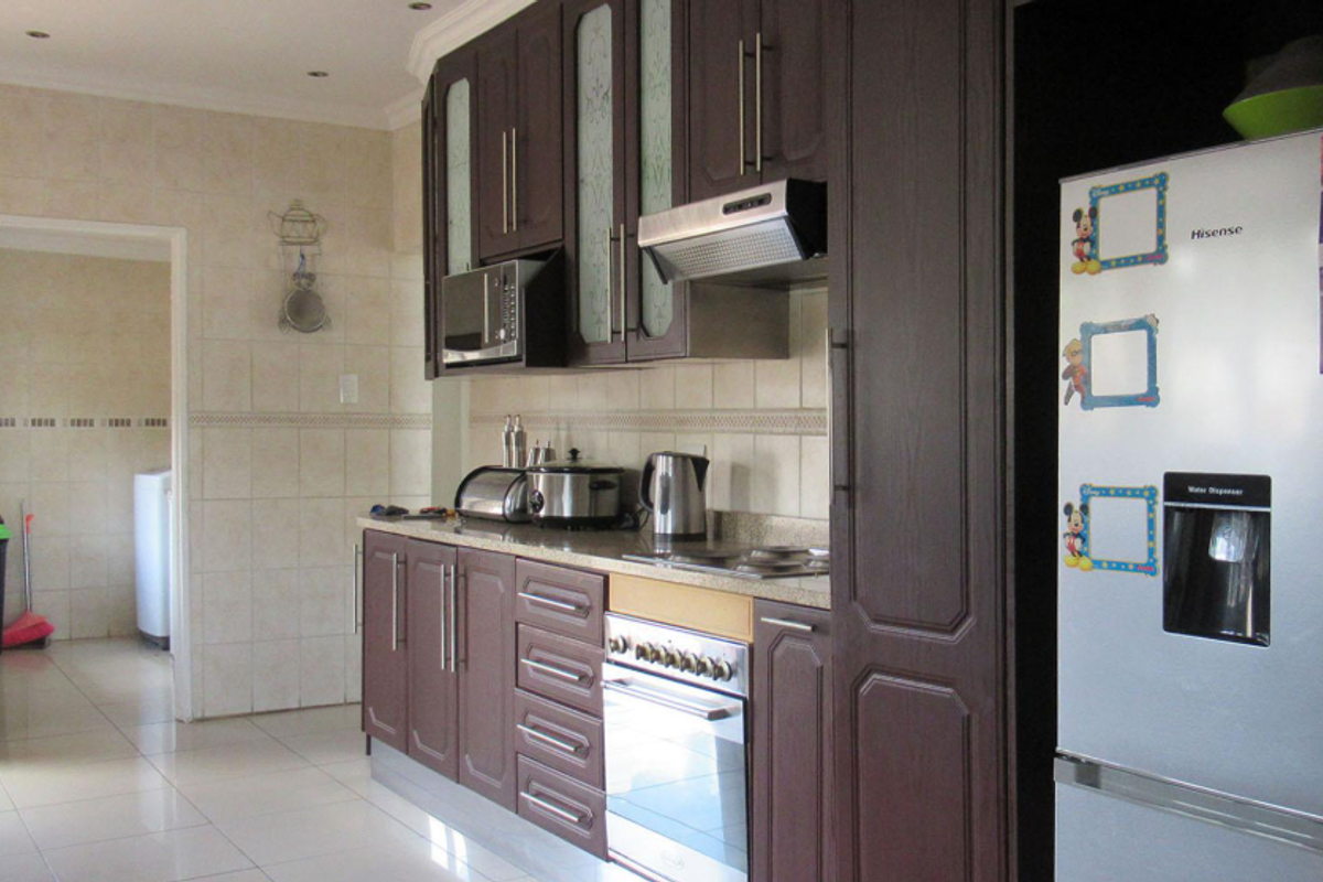 5 bedroom  freehold home  in Horison  Park - Photo 2