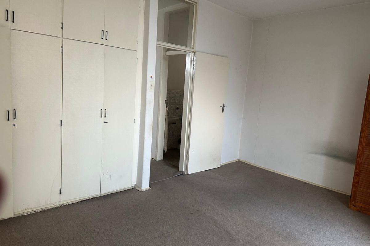 POTENTIAL MEETS POSITION: SPACIOUS 3rd FLOOR 1 BED APARTMENT WITH A VIEW! - Photo 2