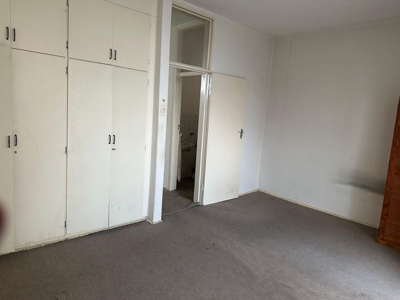 POTENTIAL MEETS POSITION: SPACIOUS 3rd FLOOR 1 BED APARTMENT WITH A VIEW! - Photo 2