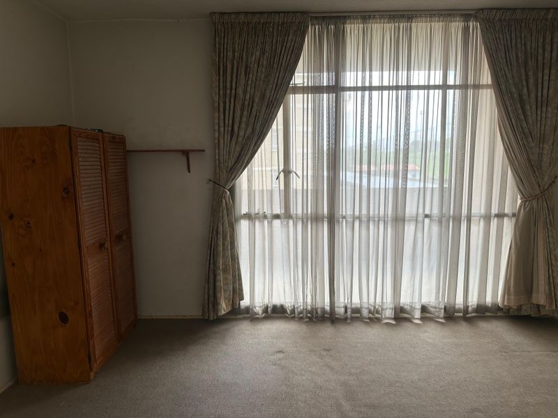 POTENTIAL MEETS POSITION: SPACIOUS 3rd FLOOR 1 BED APARTMENT WITH A VIEW! - Photo 4
