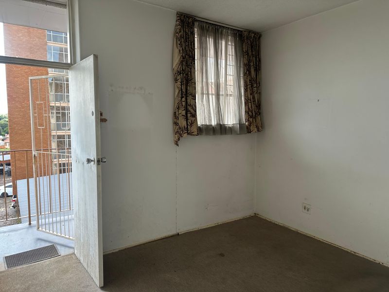 POTENTIAL MEETS POSITION: SPACIOUS 3rd FLOOR 1 BED APARTMENT WITH A VIEW! - Photo 8