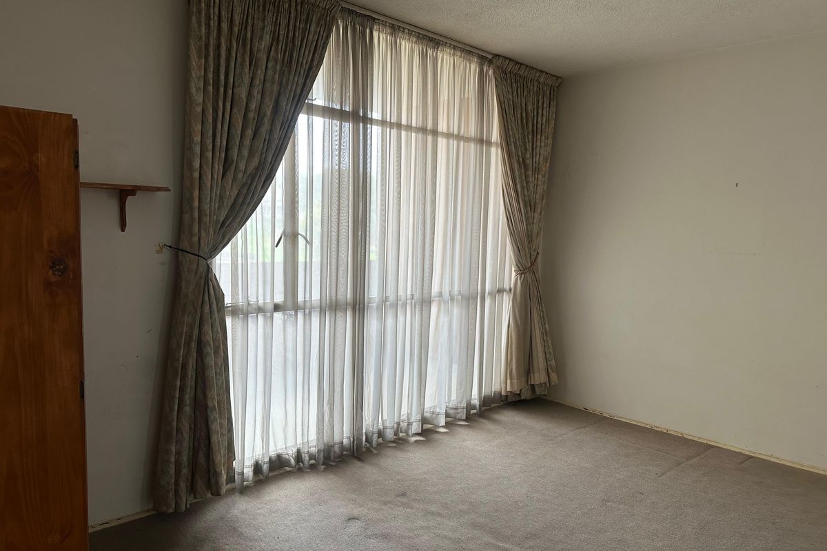 POTENTIAL MEETS POSITION: SPACIOUS 3rd FLOOR 1 BED APARTMENT WITH A VIEW! - Photo 3