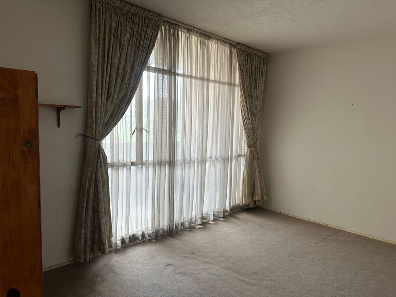 POTENTIAL MEETS POSITION: SPACIOUS 3rd FLOOR 1 BED APARTMENT WITH A VIEW! - Photo 3