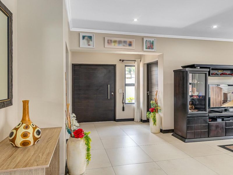 Modern 3-Bedroom Simplex In A Secure Kyalami Willaway - Photo 3