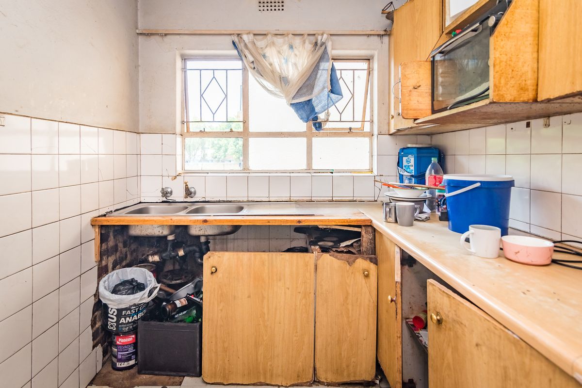 RENOVATION-READY APARTMENT OPPORTUNITY - Photo 4