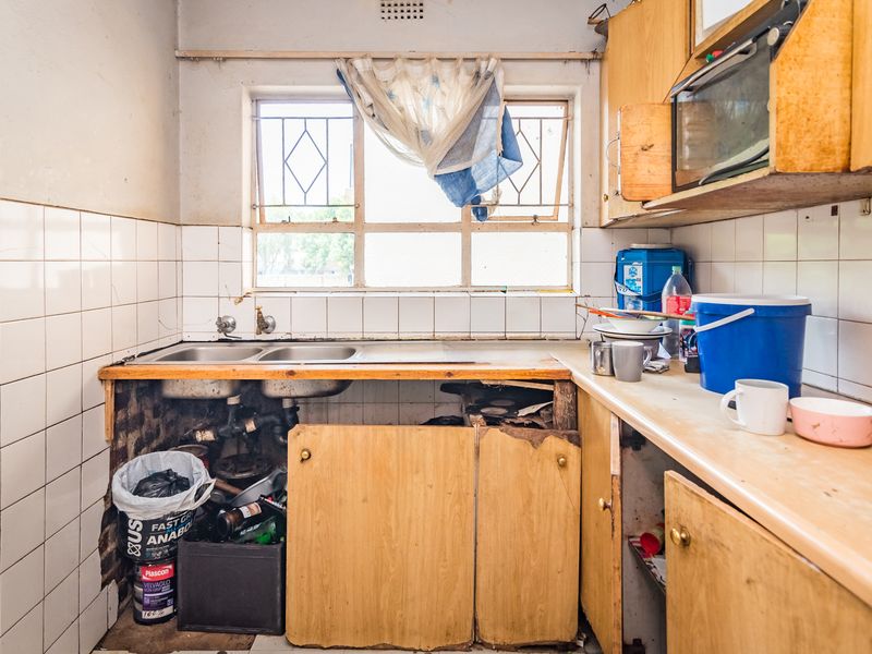 RENOVATION-READY APARTMENT OPPORTUNITY - Photo 4