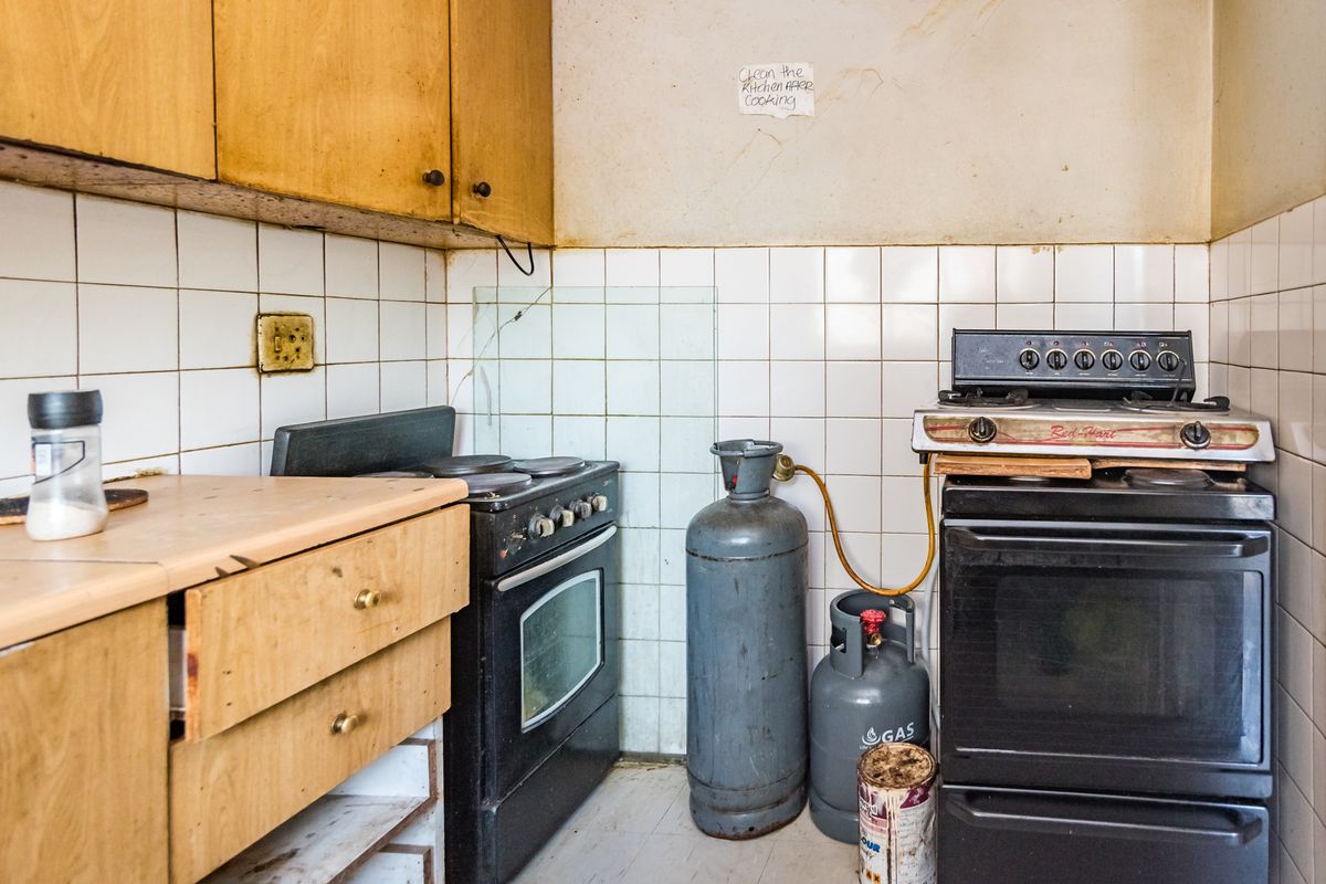 RENOVATION-READY APARTMENT OPPORTUNITY - Photo 5