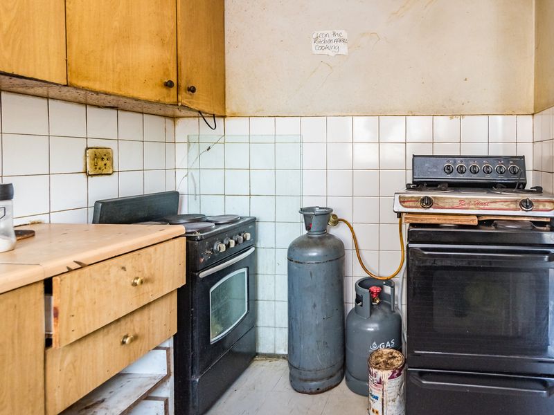 RENOVATION-READY APARTMENT OPPORTUNITY - Photo 5