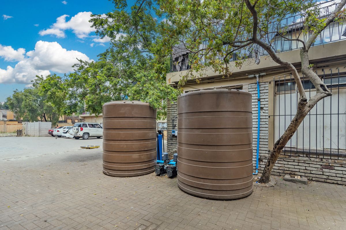 RENOVATION-READY APARTMENT OPPORTUNITY - Photo 2