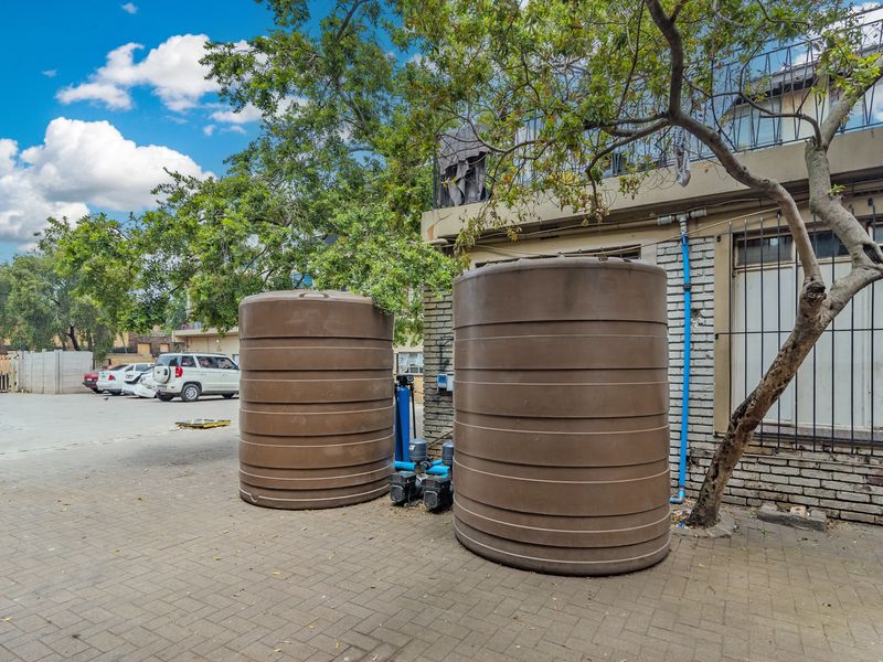 RENOVATION-READY APARTMENT OPPORTUNITY - Photo 2