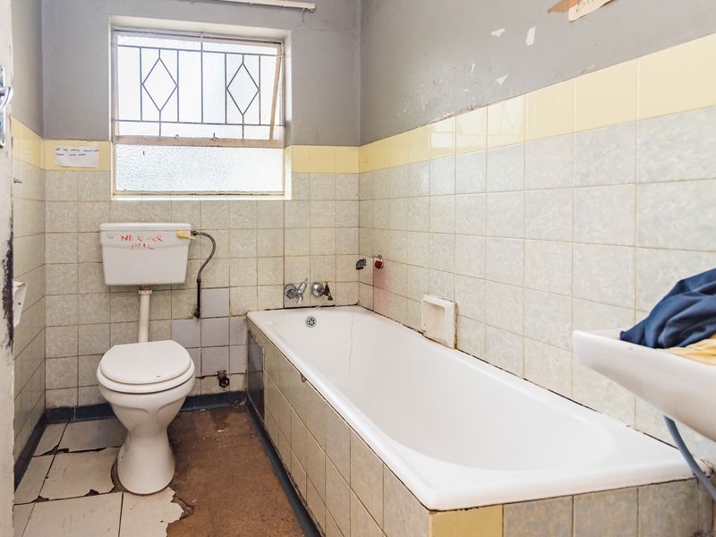 RENOVATION-READY APARTMENT OPPORTUNITY - Photo 10