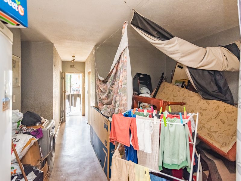 RENOVATION-READY APARTMENT OPPORTUNITY - Photo 7