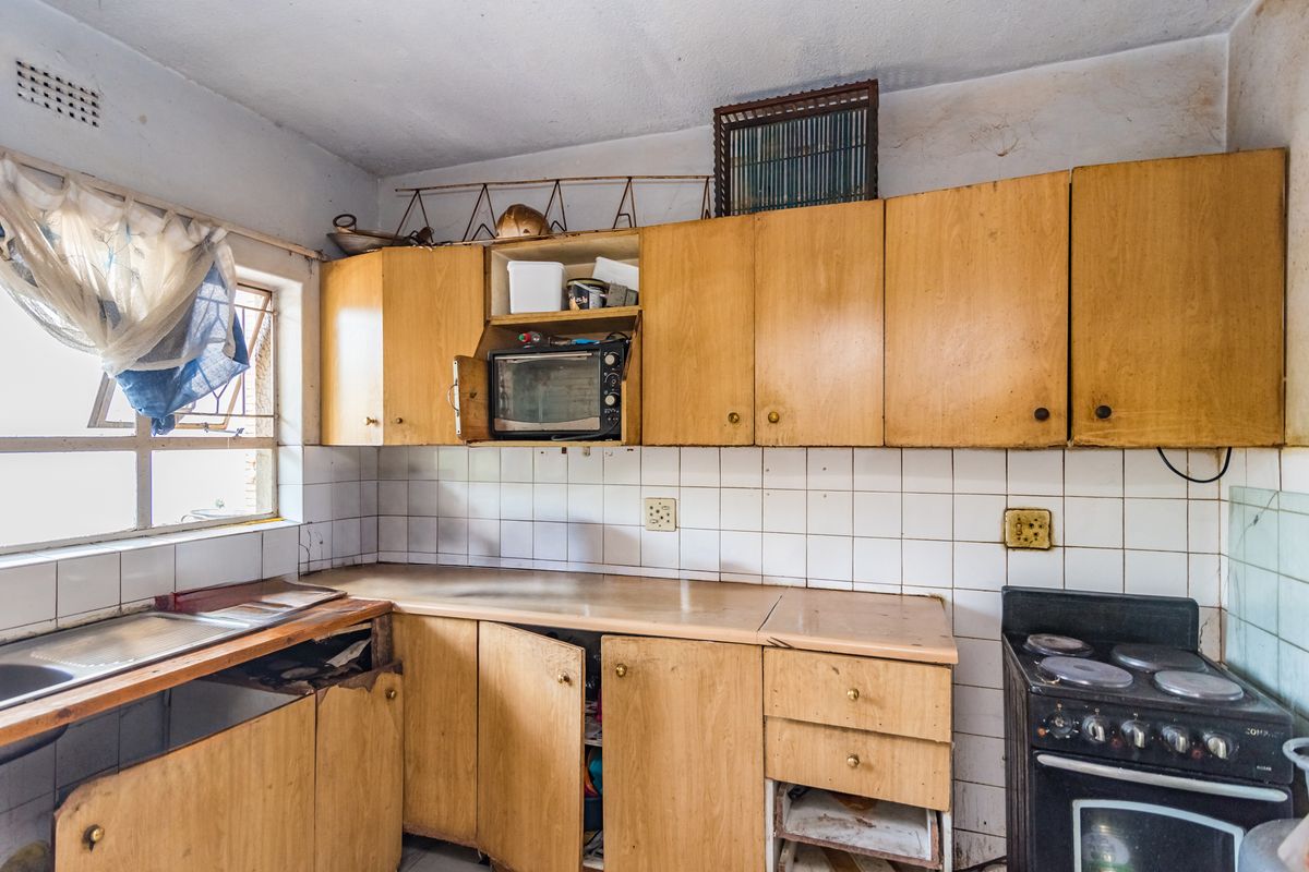 RENOVATION-READY APARTMENT OPPORTUNITY - Photo 3