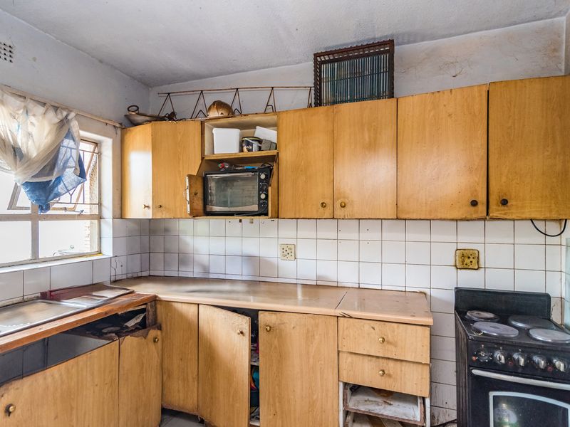 RENOVATION-READY APARTMENT OPPORTUNITY - Photo 3