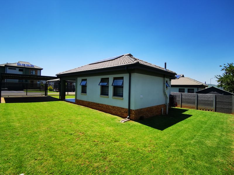 Secure & Spacious 3-Bedroom Family Home with Low Levies - Photo 4