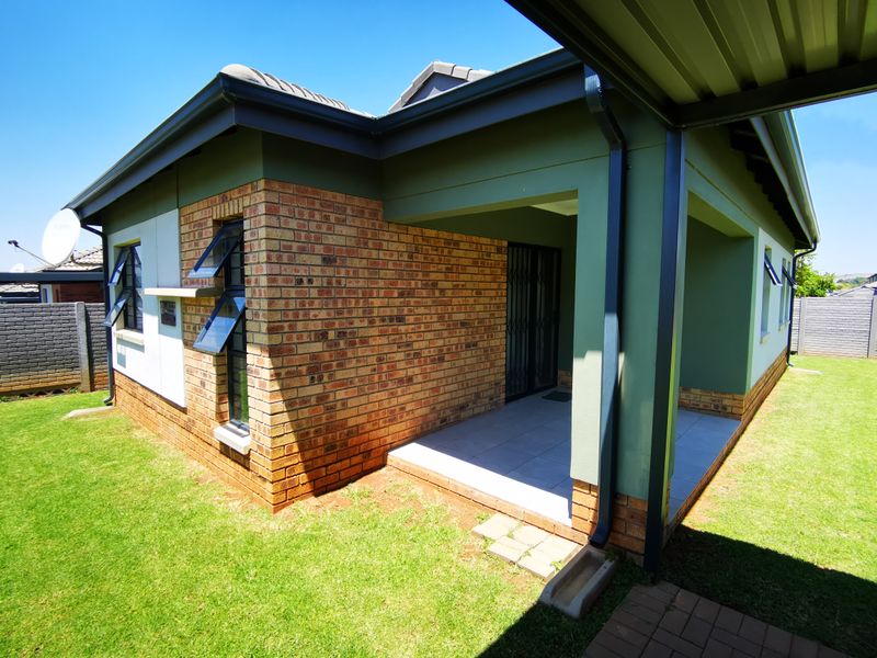 Secure & Spacious 3-Bedroom Family Home with Low Levies - Photo 8