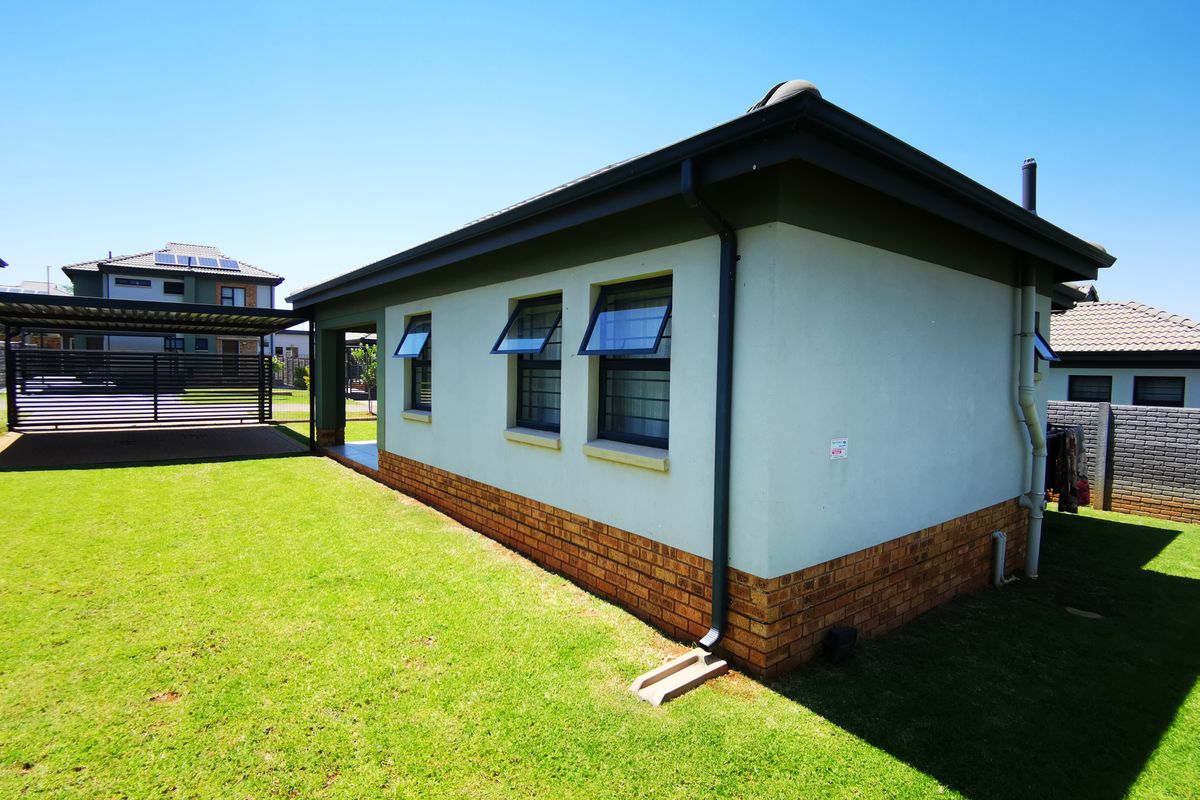 Secure & Spacious 3-Bedroom Family Home with Low Levies - Photo 3