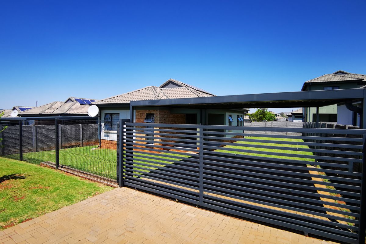Secure & Spacious 3-Bedroom Family Home with Low Levies - Photo 5