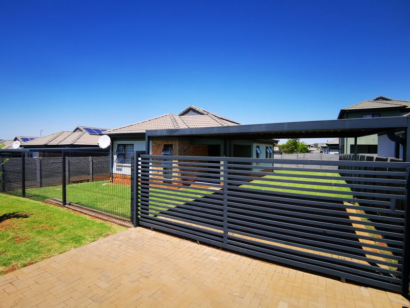 Secure & Spacious 3-Bedroom Family Home with Low Levies - Photo 5
