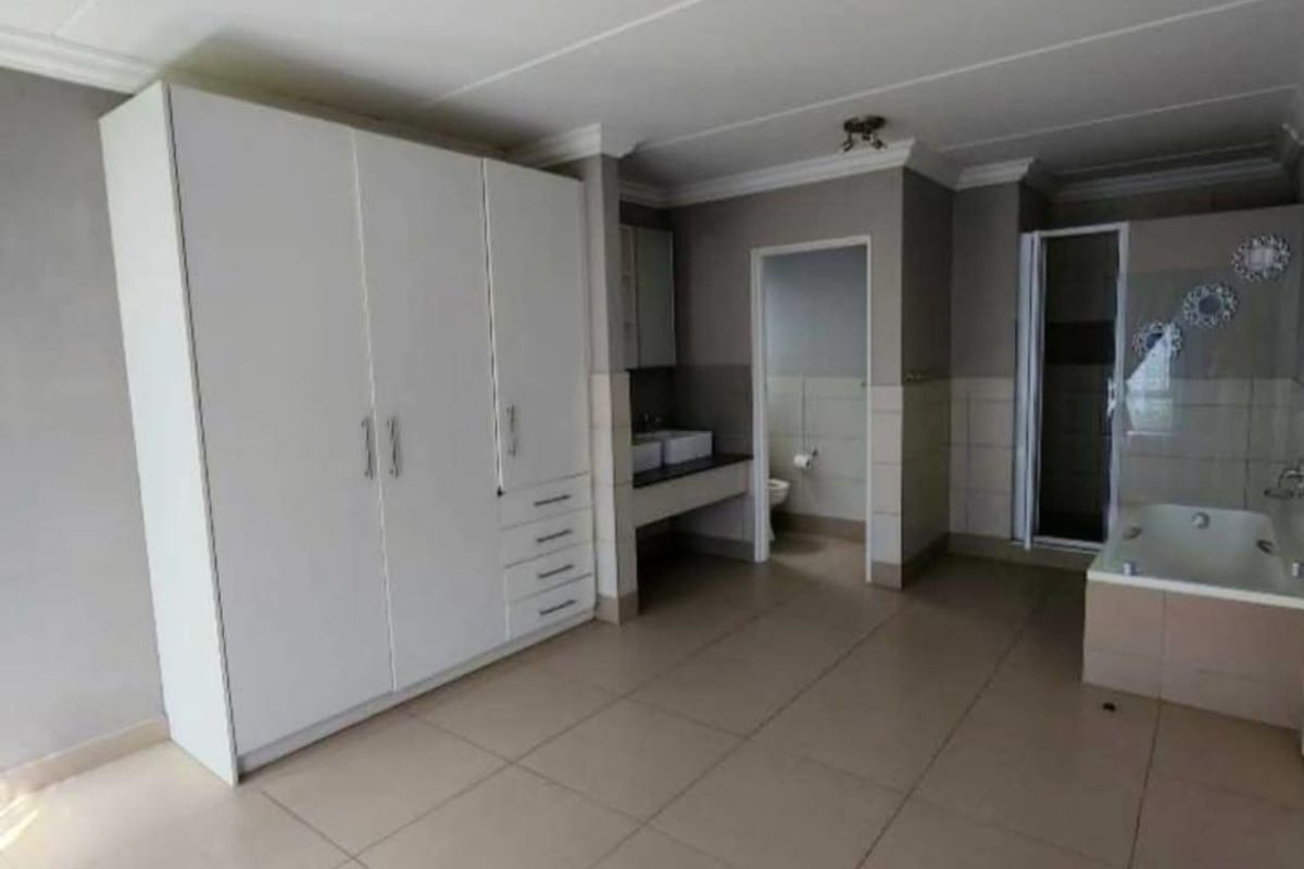 Welcome Home to Your Dream Apartment in Fourways, Sandton! - Photo 3