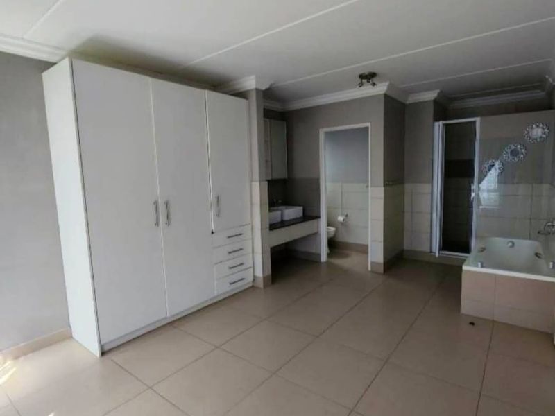 Welcome Home to Your Dream Apartment in Fourways, Sandton! - Photo 3