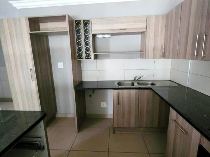 Welcome Home to Your Dream Apartment in Fourways, Sandton! - Photo 5