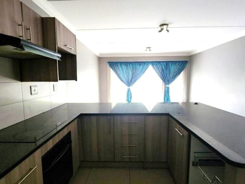 Welcome Home to Your Dream Apartment in Fourways, Sandton! - Photo 6