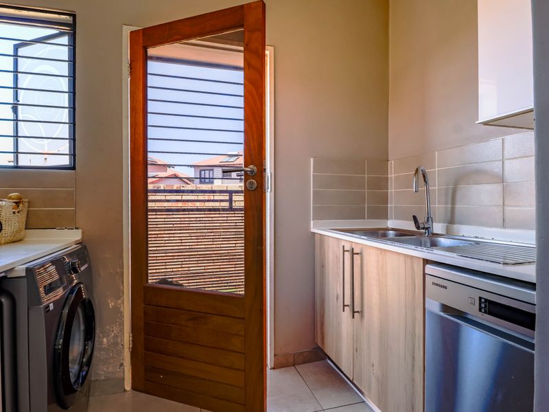 Perfect for family living and convenience! - Photo 10